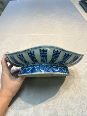 Four Chinese blue, white and famille rose tazzas and a covered spice bowl with bats design, 19th C. — 照片 9