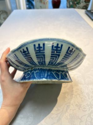 Four Chinese blue, white and famille rose tazzas and a covered spice bowl with bats design, 19th C. — 照片 10