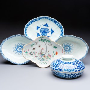 Four Chinese blue, white and famille rose tazzas and a covered spice bowl with bats design, 19th C. — 照片 1