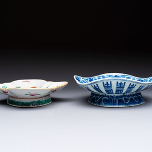 Four Chinese blue, white and famille rose tazzas and a covered spice bowl with bats design, 19th C. — 照片 11