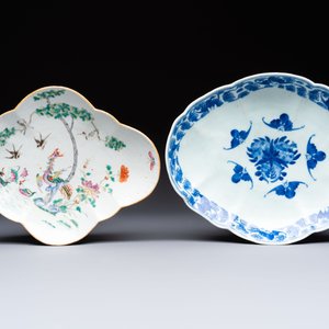 Four Chinese blue, white and famille rose tazzas and a covered spice bowl with bats design, 19th C. — 照片 12