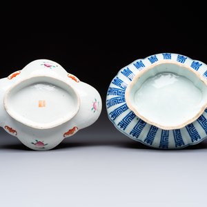 Four Chinese blue, white and famille rose tazzas and a covered spice bowl with bats design, 19th C. — 照片 13
