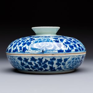 Four Chinese blue, white and famille rose tazzas and a covered spice bowl with bats design, 19th C. — 照片 14