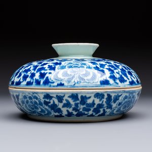 Four Chinese blue, white and famille rose tazzas and a covered spice bowl with bats design, 19th C. — 照片 15