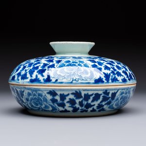 Four Chinese blue, white and famille rose tazzas and a covered spice bowl with bats design, 19th C. — 照片 16
