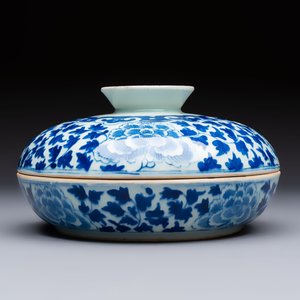 Four Chinese blue, white and famille rose tazzas and a covered spice bowl with bats design, 19th C. — 照片 17
