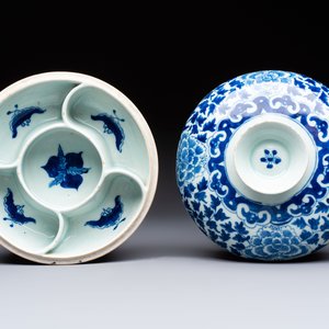 Four Chinese blue, white and famille rose tazzas and a covered spice bowl with bats design, 19th C. — 照片 18