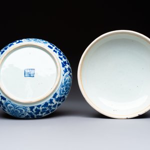 Four Chinese blue, white and famille rose tazzas and a covered spice bowl with bats design, 19th C. — 照片 19
