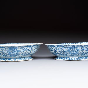 Four Chinese blue, white and famille rose tazzas and a covered spice bowl with bats design, 19th C. — 照片 2