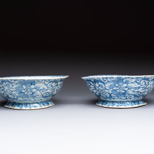 Four Chinese blue, white and famille rose tazzas and a covered spice bowl with bats design, 19th C. — 照片 3