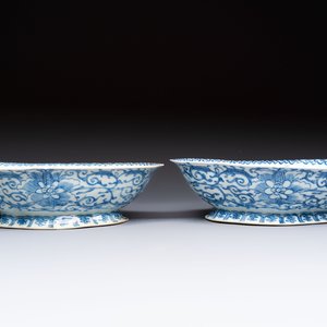 Four Chinese blue, white and famille rose tazzas and a covered spice bowl with bats design, 19th C. — 照片 4