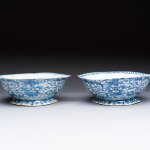Four Chinese blue, white and famille rose tazzas and a covered spice bowl with bats design, 19th C. — 照片 5
