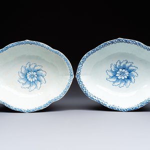 Four Chinese blue, white and famille rose tazzas and a covered spice bowl with bats design, 19th C. — 照片 6