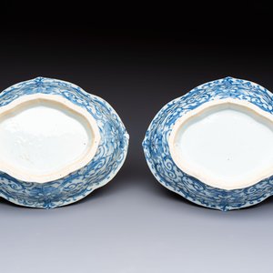 Four Chinese blue, white and famille rose tazzas and a covered spice bowl with bats design, 19th C. — 照片 7