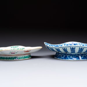Four Chinese blue, white and famille rose tazzas and a covered spice bowl with bats design, 19th C. — 照片 8