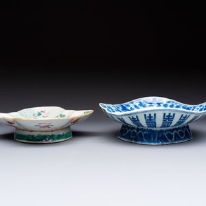Four Chinese blue, white and famille rose tazzas and a covered spice bowl with bats design, 19th C. — 照片 9