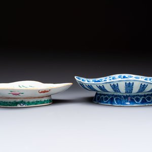 Four Chinese blue, white and famille rose tazzas and a covered spice bowl with bats design, 19th C. — 照片 10