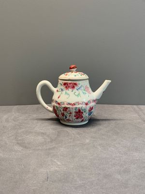 Four Chinese blue, white and famille rose teapots, Yongzheng/Qianlong — 照片 1