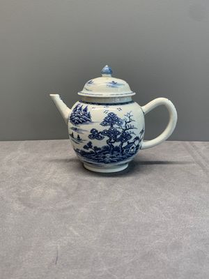 Four Chinese blue, white and famille rose teapots, Yongzheng/Qianlong — 照片 17