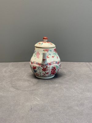 Four Chinese blue, white and famille rose teapots, Yongzheng/Qianlong — 照片 2