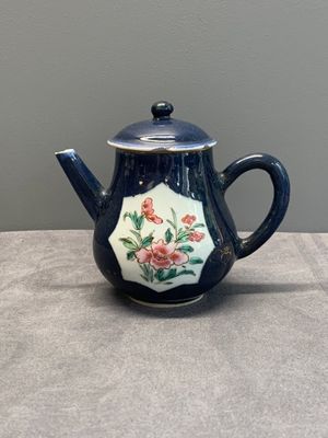 Four Chinese blue, white and famille rose teapots, Yongzheng/Qianlong — 照片 25