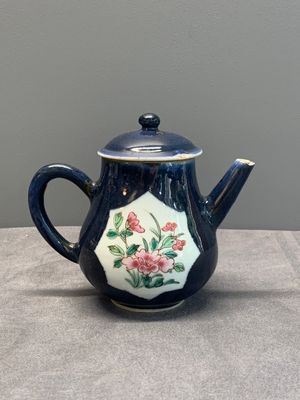 Four Chinese blue, white and famille rose teapots, Yongzheng/Qianlong — 照片 27