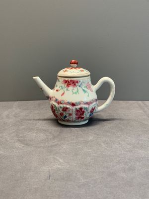 Four Chinese blue, white and famille rose teapots, Yongzheng/Qianlong — 照片 3