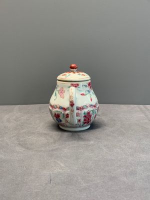 Four Chinese blue, white and famille rose teapots, Yongzheng/Qianlong — 照片 4