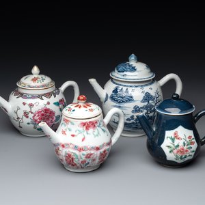 Four Chinese blue, white and famille rose teapots, Yongzheng/Qianlong — 照片 1