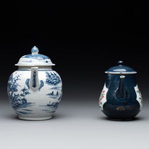 Four Chinese blue, white and famille rose teapots, Yongzheng/Qianlong — 照片 3