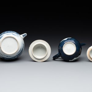 Four Chinese blue, white and famille rose teapots, Yongzheng/Qianlong — 照片 7