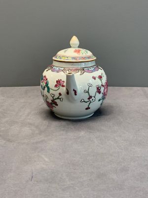 Four Chinese blue, white and famille rose teapots, Yongzheng/Qianlong — photo 12