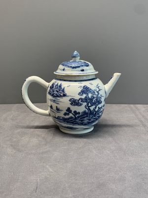 Four Chinese blue, white and famille rose teapots, Yongzheng/Qianlong — photo 19