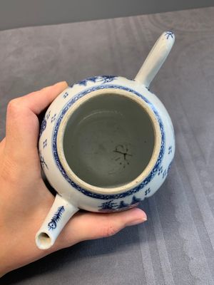 Four Chinese blue, white and famille rose teapots, Yongzheng/Qianlong — photo 23