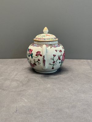Four Chinese blue, white and famille rose teapots, Yongzheng/Qianlong — photo 10