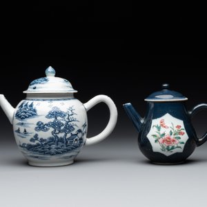 Four Chinese blue, white and famille rose teapots, Yongzheng/Qianlong — photo 2