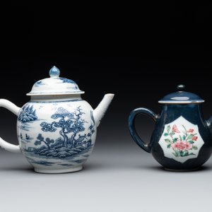 Four Chinese blue, white and famille rose teapots, Yongzheng/Qianlong — photo 4