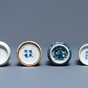 Four Chinese blue, white and underglaze red snuff bottles, 18/19th C. — photo 4