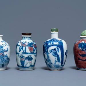 Four Chinese blue, white and underglaze red snuff bottles, 19/20th C. — photo 2