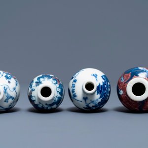 Four Chinese blue, white and underglaze red snuff bottles, 19/20th C. — photo 3