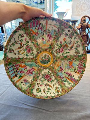 Four Chinese Canton famille rose plates and a covered double-teapot, 19th C. — photo 1