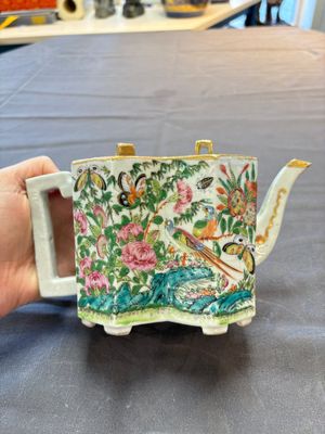 Four Chinese Canton famille rose plates and a covered double-teapot, 19th C. — photo 12