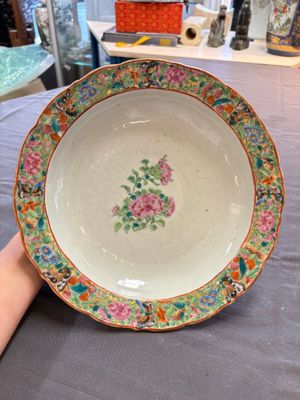 Four Chinese Canton famille rose plates and a covered double-teapot, 19th C. — photo 3