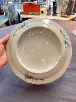 Four Chinese Canton famille rose plates and a covered double-teapot, 19th C. — photo 4