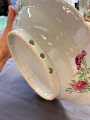 Four Chinese Canton famille rose plates and a covered double-teapot, 19th C. — photo 5