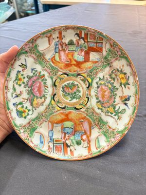 Four Chinese Canton famille rose plates and a covered double-teapot, 19th C. — photo 6