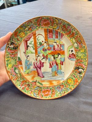 Four Chinese Canton famille rose plates and a covered double-teapot, 19th C. — photo 8