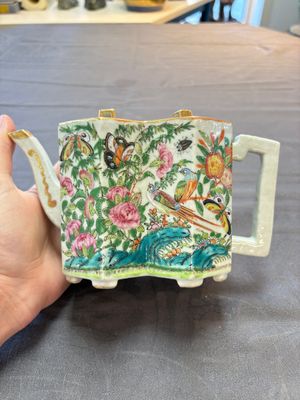 Four Chinese Canton famille rose plates and a covered double-teapot, 19th C. — photo 10