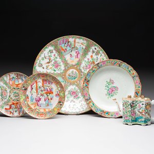 Four Chinese Canton famille rose plates and a covered double-teapot, 19th C. — photo 1