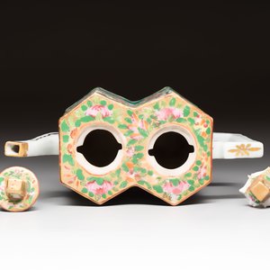 Four Chinese Canton famille rose plates and a covered double-teapot, 19th C. — photo 12